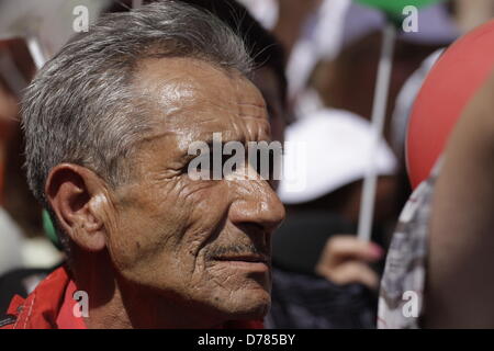 Sofia, Bulgaria. Il 1 maggio 2013. Il vecchio uomo in mezzo alla folla di dimostranti. Diverse migliaia di seguito la chiamata del socialismo bulgaro. (Credit: Credito: Johann Brandstatter / Alamy Live News) Foto Stock