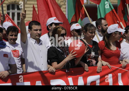 Sofia, Bulgaria. Il 1 maggio 2013. I dimostranti line up per la Giornata del Lavoro di dimostrazione nel centro di Sofia. (Credit: Credito: Johann Brandstatter / Alamy Live News) Foto Stock