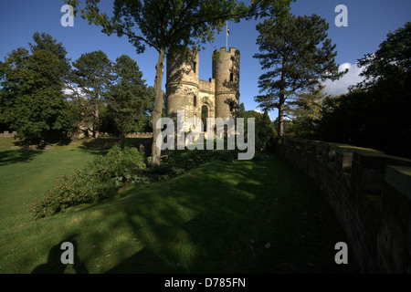 Il castello di Stainborough, una farsa rovina costruito come un giardino di follia nel parco del castello di Wentworth country house, Barnsley REGNO UNITO Foto Stock