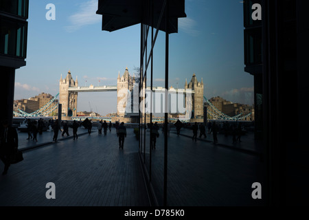 Il Tower Bridge di Londra riflessa nella finestra di ufficio. Foto Stock