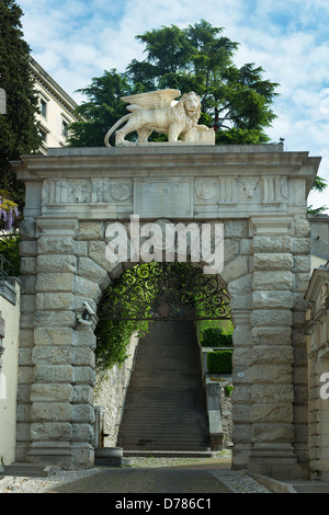 Egli porta alla salita al castello di Udine Foto Stock