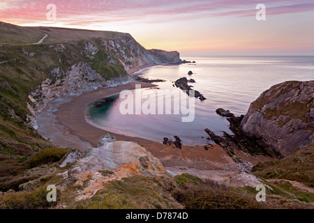 Uomo O' insenatura di guerra in St Oswalds Bay vicino alla porta di Durdle sul patrimonio mondiale costa in Dorset, Inghilterra. Foto Stock