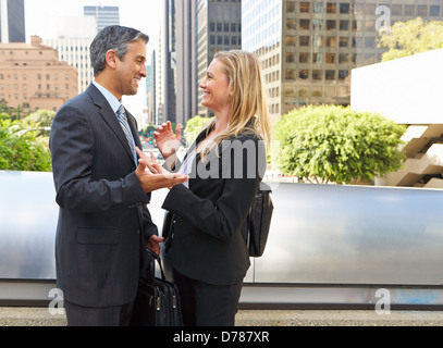 Imprenditore e imprenditrice parlando al di fuori ufficio Foto Stock