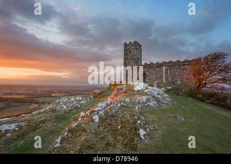Tramonto dalla chiesa Brentor parco nazionale di Dartmoor Devon UK Foto Stock