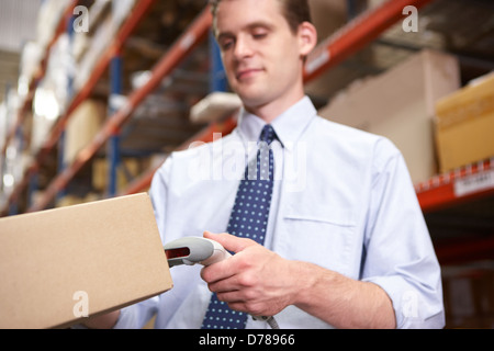 Imprenditore Pacchetto di scansione in magazzino Foto Stock