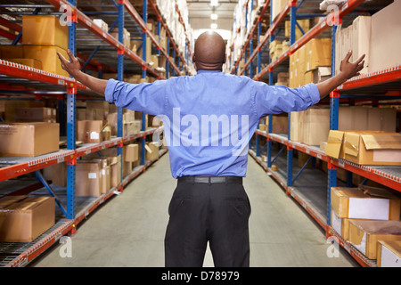 Vista posteriore di imprenditore In Magazzino Foto Stock