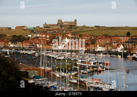 Whitby è una città di mare, porto e parrocchia civile nel quartiere di Scarborough e contea inglese del North Yorkshire. Foto Stock