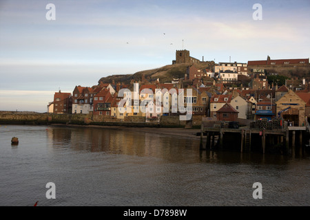 Whitby è una città di mare, porto e parrocchia civile nel quartiere di Scarborough e contea inglese del North Yorkshire. Foto Stock