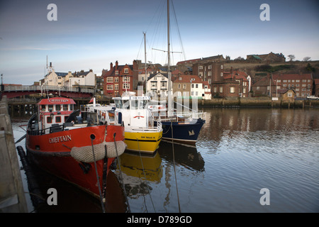 Whitby è una città di mare, porto e parrocchia civile nel quartiere di Scarborough e contea inglese del North Yorkshire. Foto Stock