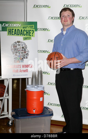 Il vincitore del concorso Walt Arnet giocatori NBA si allea con 'Excedrin' di annunciare il vincitore della loro "Qual è il tuo mal di testa' contest Foto Stock