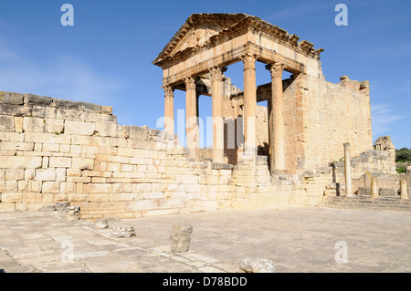 Il Tempio Capitolino nelle rovine della città romana di dougga tunisia Foto Stock