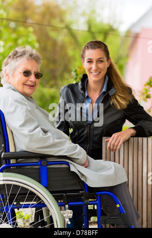 Giovane donna è in visita a sua nonna in casa di riposo Foto Stock