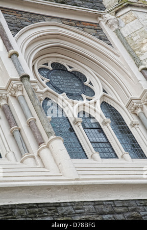 Finestre ad arco esterno cappella 1877 a Cardiff, nel Galles del Sud. A il grado 2 elencati in cappella, ora convertito in un bar e ristorante. Foto Stock