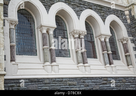 Finestre ad arco esterno cappella 1877 a Cardiff, nel Galles del Sud. A il grado 2 elencati in cappella, ora convertito in un bar e ristorante. Foto Stock