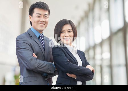 Due persone di affari con le braccia incrociate Foto Stock