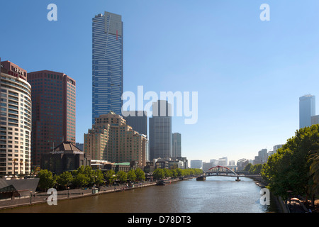 Southbank sul fiume Yarra e una vista all'Eureka Tower di Melbourne, Australia Foto Stock