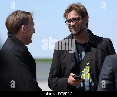 Dortmund, Germania. Il 1 maggio 2013. Pullman Dortmund Jürgen Klopp (R) parla con il manager Hans-Joachim Watzke (L) dopo il loro arrivo da Madrid presso l'aeroporto di Dortmund in Germania, 01 maggio 2013. Nonostante la sconfitta per 2-0 contro il Real Madrid il team della Bundesliga Borussia Dortmund è entrato la Champions League finale. Foto: CAROLINE SEIDEL/dpa/Alamy Live News Foto Stock