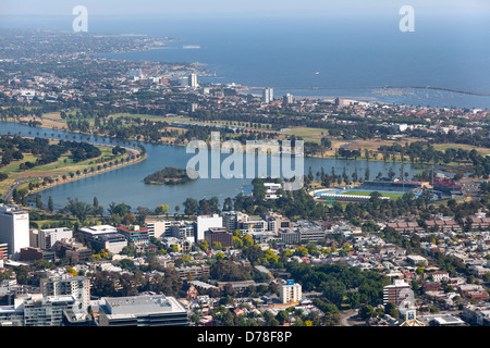 Vista aerea di Albert Park Lake e della Baia di Port Phillip, Melbourne, Australia Foto Stock