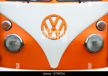 Arancione e bianco VW Split Screen Volkswagen camper van estremità anteriore Foto Stock