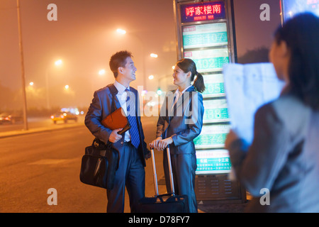 Young business persone in attesa per un autobus Foto Stock