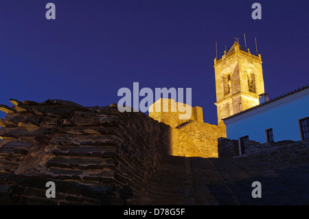 Monsaraz villaggio fortificato al crepuscolo. Alto Alentejo, Evora, Portogallo Foto Stock