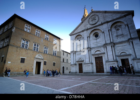 Italia, Toscana, Pienza, Piazza Pio II, palazzo vescovile e cattedrale Foto Stock