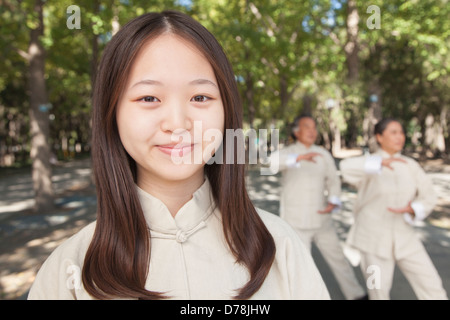 Nipote di nonni praticare il Tai Chi Foto Stock