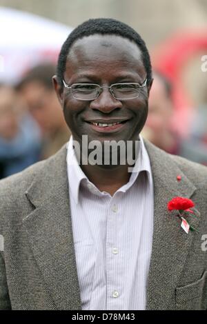 Senegal-nato Karamba Diaby è raffigurato sulla piazza del mercato di Halle, Germania, 01 maggio 2013. Diaby è il Bundestag del candidato del DOCUP in Sassonia-Anhalt per il distretto elettorale 72. Foto: JAN WOITAS Foto Stock