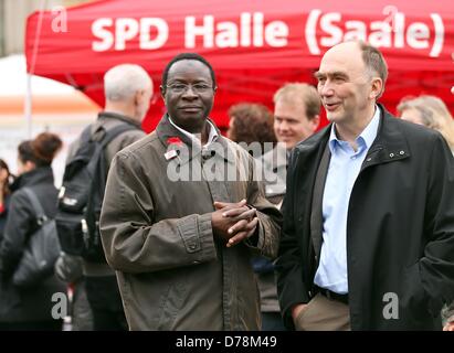 Senegal-nato Karamba Diaby (L) parla di ex governatore Christoph Bergner (CDU) sulla piazza del mercato di Halle, Germania, 01 maggio 2013. Diaby è il Bundestag del candidato del DOCUP in Sassonia-Anhalt per il distretto elettorale 72. Foto: JAN WOITAS Foto Stock