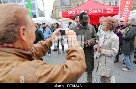 Senegal-nato Karamba Diaby (L) parla passanti sulla piazza del mercato di Halle, Germania, 01 maggio 2013. Diaby è il Bundestag del candidato del DOCUP in Sassonia-Anhalt per il distretto elettorale 72. Foto: JAN WOITAS Foto Stock