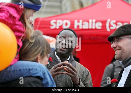 Senegal-nato Karamba Diaby parla ai passanti sulla piazza del mercato di Halle, Germania, 01 maggio 2013. Diaby è il Bundestag del candidato del DOCUP in Sassonia-Anhalt per il distretto elettorale 72. Foto: JAN WOITAS Foto Stock