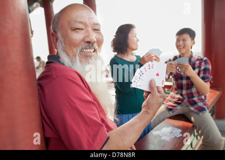 Famiglia cinese carta da gioco In Jing Shan Park Foto Stock