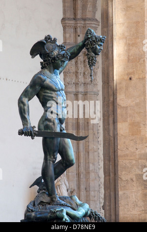 L'Italia, Toscana, Firenze, Cellini, la statua in bronzo del Perseo tenendo la testa di Medusa nella Loggia della Signoria Foto Stock