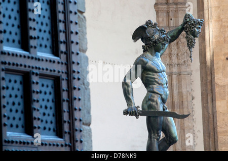 L'Italia, Toscana, Firenze, Cellini, la statua in bronzo del Perseo tenendo la testa di Medusa nella Loggia della Signoria Foto Stock