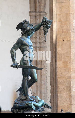 L'Italia, Toscana, Firenze, Cellini, la statua in bronzo del Perseo tenendo la testa di Medusa nella Loggia della Signoria Foto Stock