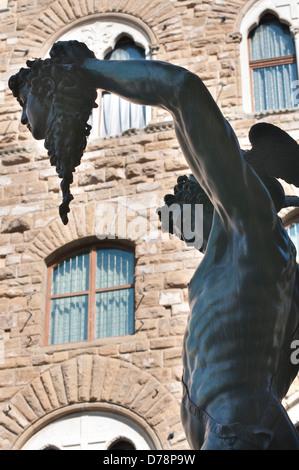 L'Italia, Toscana, Firenze, Cellini, la statua in bronzo del Perseo tenendo la testa di Medusa nella Loggia della Signoria Foto Stock