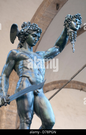 L'Italia, Toscana, Firenze, Cellini, la statua in bronzo del Perseo tenendo la testa di Medusa nella Loggia della Signoria Foto Stock