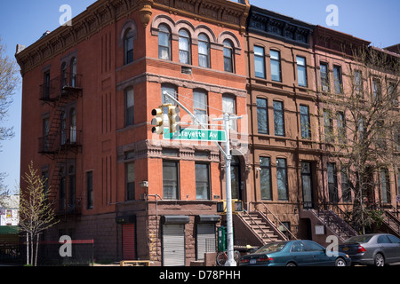 Case di arenaria nella Bedford-Stuyvesant quartiere di Brooklyn a New York venerdì 26 aprile, 2013. (© Richard B. Levine) Foto Stock