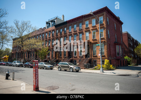 Case di arenaria nella Bedford-Stuyvesant quartiere di Brooklyn a New York venerdì 26 aprile, 2013. (© Richard B. Levine) Foto Stock