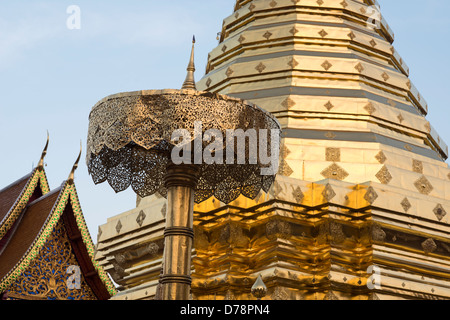 Ombrello con Chedi (Stupa ) in Doi Sutep, Chiang Mai, Thailandia Foto Stock