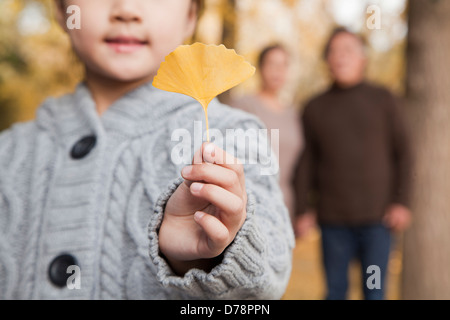 Nonni e nipote in posizione di parcheggio Foto Stock