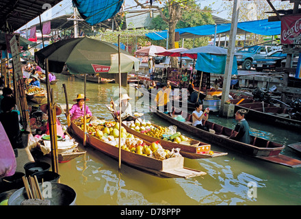 Mercato Galleggiante di Damnoen Saduak 100 km sud ovest di Bangkok in Thailandia Foto Stock