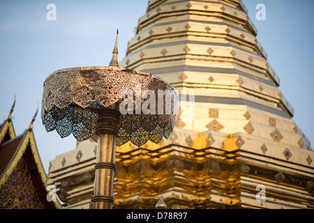 Ombrello con Chedi (Stupa ) in Doi Sutep, Chiang Mai, Thailandia Foto Stock