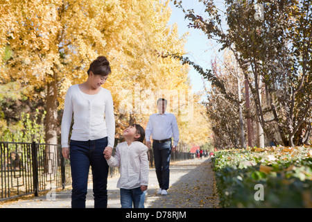 Nonni e nipote passeggiate nel parco Foto Stock