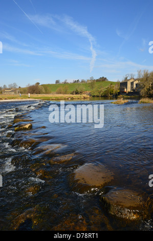 Pietre miliari attraverso il Fiume Wharfe vicino a Linton sul modo Dales a lunga distanza sentiero Wharfedale Yorkshire Foto Stock