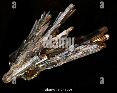 Cristalli Stibnite Wuling Miniera di antimonio Xinning provincia di Jiangxi Cina. 70mmx40mmx30mm Foto Stock