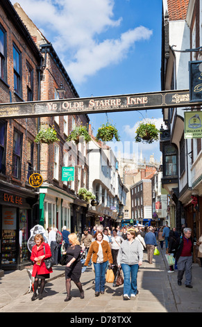 Stonegate nella città di York è una trafficata via dello shopping, centro di York North Yorkshire England Regno Unito GB UE Foto Stock