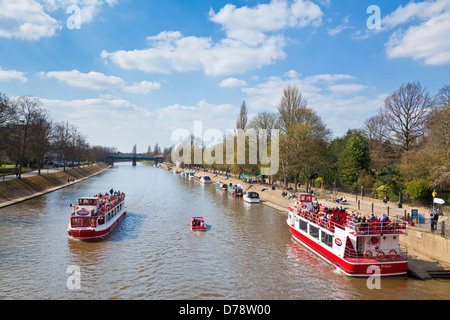 York fiume crociere in barca sul fiume Ouse allontanarsi dal cantiere a ponte Lendal York city centre North Yorkshire Inghilterra Foto Stock