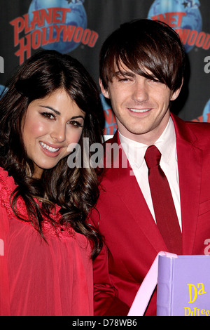 Daniella Monet e Drake Bell appaiono al Planet Hollywood per promuovere il nuovo Nickelodeon live-action TV movie 'abbastanza strano Foto Stock