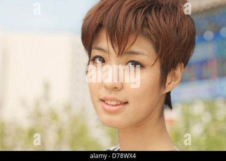 Close up ritratto di giovane donna sorridente Foto Stock